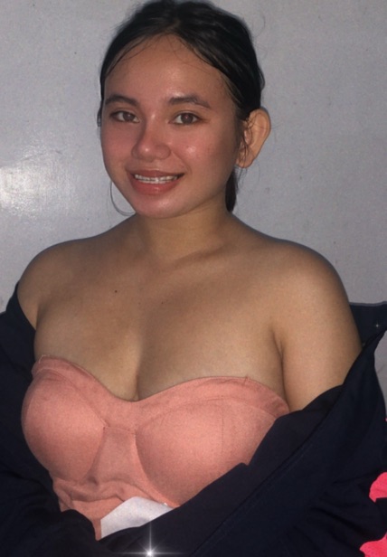 Adult woman from Philippines who hosts 1-on-1 video chat