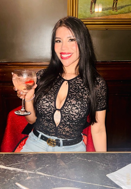 Adult woman from Argentina who hosts 1-on-1 video chat